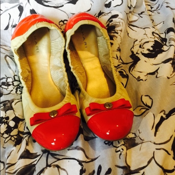 Tahari Two-tone Scrunched Ballet Flats with a Bow - Picture 2 of 8